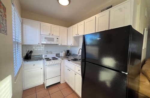 Largo House | Walk to Beach, restaurants and shops “The Cottage”