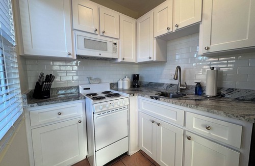 Largo House | Walk to Beach, restaurants and shops “The Cottage”