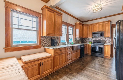 West End Apartment | Walk to Breweries | Park Offstreet