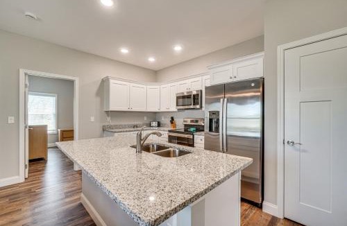 Crossville House | Walk to Cumberland County Playhouse! Modern Home