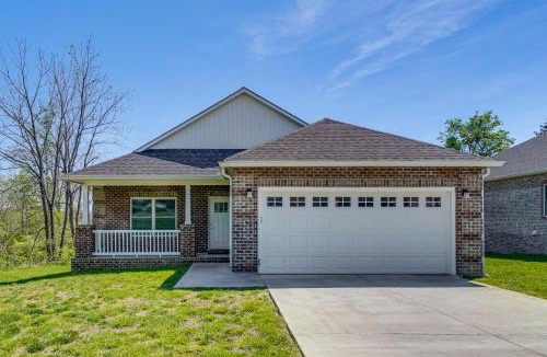 Crossville House | Walk to Cumberland County Playhouse! Modern Home