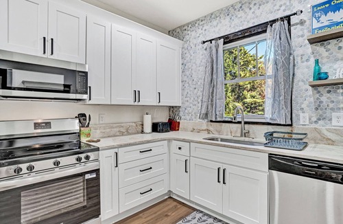 Hendersonville Cottage | Walk to Downtown! Pet-Friendly 2BR Near Trails, Breweries, Restaurants