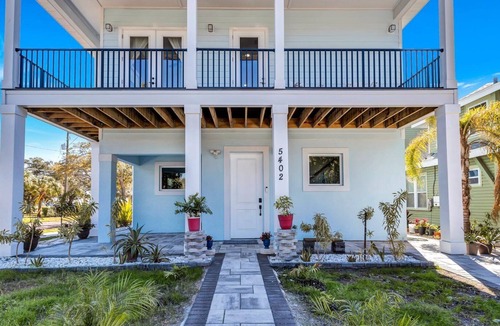 Gulfport House | Walk to everything, 5 ensuite bedrooms, NEW