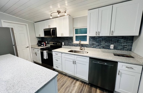 Historic District House | Walk to Historical Canal Street - 5 Minute Ride To The Beach!