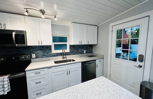 Historic District House | Walk to Historical Canal Street - 5 Minute Ride To The Beach!