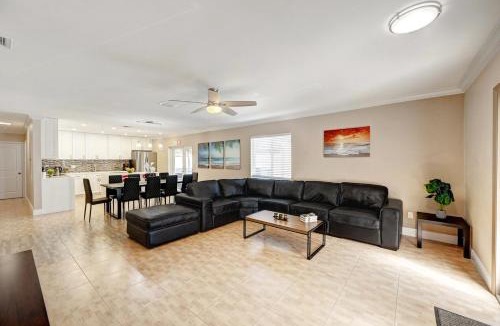 Hollywood Lakes House | Walk to Hollywood Beach Luxury 4BR Villa
