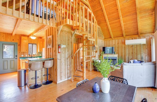 Six Mile Cabin | Walk to Lake Keowee: Idyllic Six Mile Cabin!