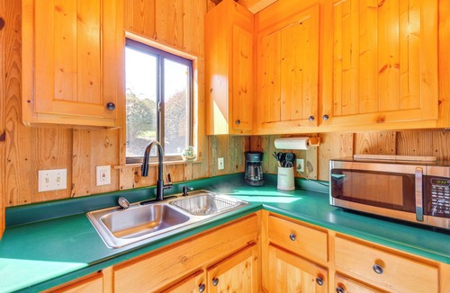 Six Mile Cabin | Walk to Lake Keowee: Idyllic Six Mile Cabin!