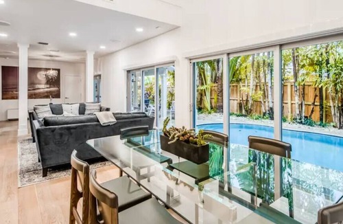 Victoria Park House | Walk to Las Olas~ Beach Nearby~ Private Htd Pool