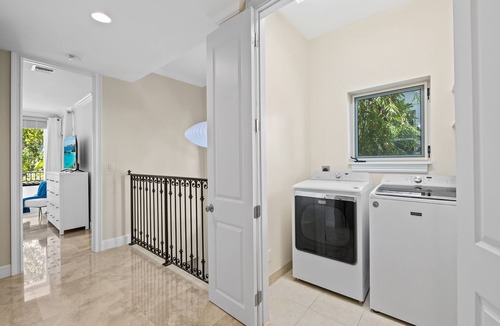 Victoria Park House | Walk to Las Olas~ NEW Heated Splash Pool~Jacuzzi~Spacious~Triple Decker~1.8mi to Beach