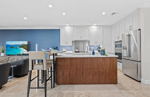 Victoria Park House | Walk to Las Olas~ NEW Heated Splash Pool~Jacuzzi~Spacious~Triple Decker~1.8mi to Beach