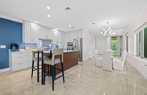 Victoria Park House | Walk to Las Olas~ NEW Heated Splash Pool~Jacuzzi~Spacious~Triple Decker~1.8mi to Beach