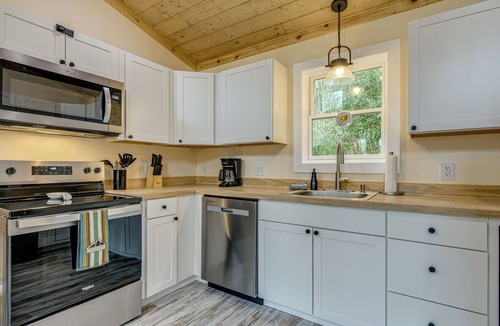 Waynesville Cabin | Walk to Main St! Mtn-View Getaway in Waynesville