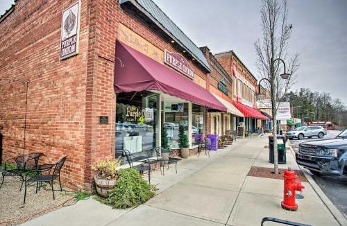 Saluda Apartment | Walk to Main Street Eats: Remodeled Saluda Apt
