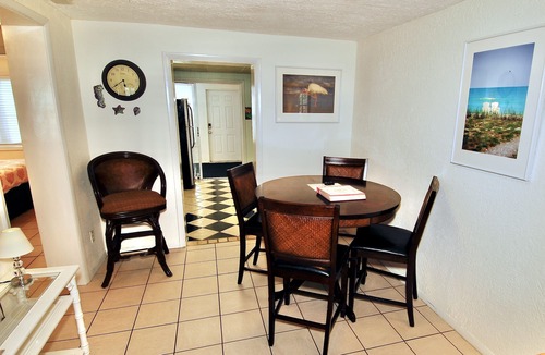 Laurel Villa | Walk to Nokomis Beach. Quality, Cleanliness, Affordable. SmartTV, Full Kitchen