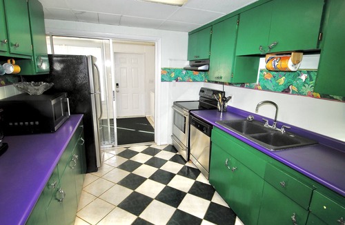Laurel Villa | Walk to Nokomis Beach. Quality, Cleanliness, Affordable. SmartTV, Full Kitchen