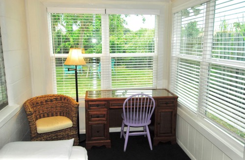 Laurel Villa | Walk to Nokomis Beach. Quality, Cleanliness, Affordable. SmartTV, Full Kitchen