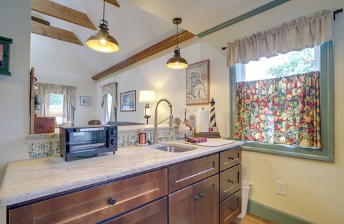Cambridge Apartment | Walk to Park & River: Dog-Friendly Cambridge Gem