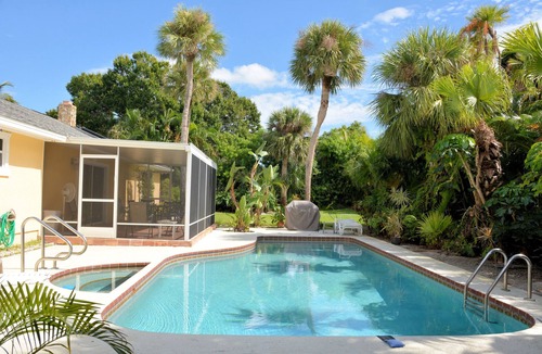 South Beach House | Walk to private beach Heated pool Kayaks bikes quiet tropical back yard