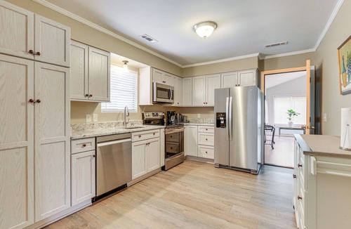 Bluffton Cottage | Walk to Restaurants: Bluffton Retreat w/Patio