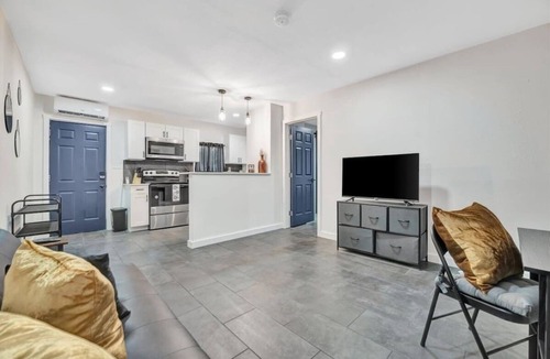 Tampa Apartment | Walk to Stadium, 2 Parking spots, Dog Park, BBQ
