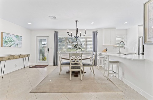 Florida North Atlantic Coast House | WALK TO THE BEACH! Charming 3-bedroom house in North Palm Beach with AC, WiFi