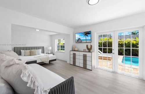 Harbor Beach House | Walk to the Beach - 5 bedrooms - Heated Pool - Prime Location close to Las Olas!