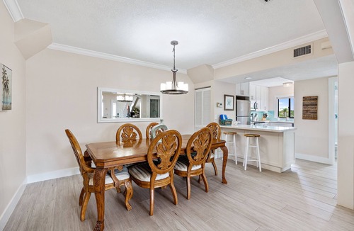 Bella Vista Condo | Walk to the beach, shopping, restaurants, and more! ❤️💛💚