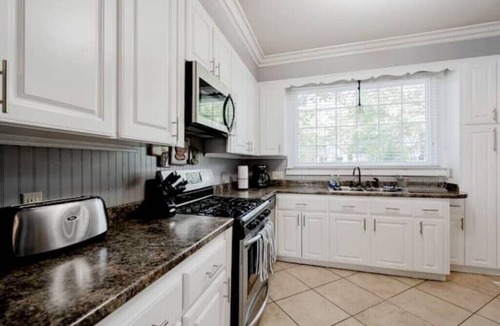 Rosewood House | Walk to USC/Devine Street - Cool Blue Bungalow - Pet Friendly!