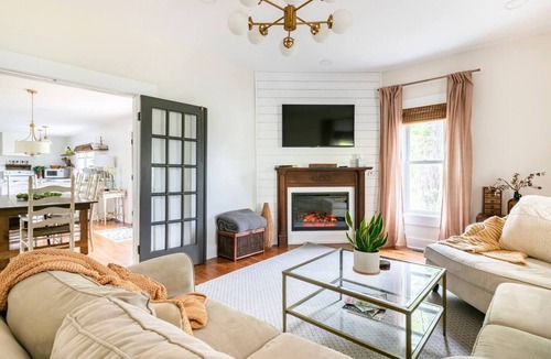Monteagle House | Walkable Cottage with a Fire Pit