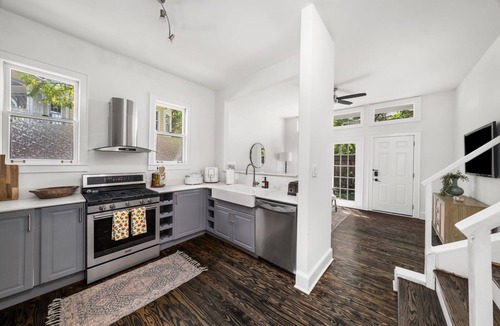 East Side House | Walkable Grant Park 1920s home with King Bed