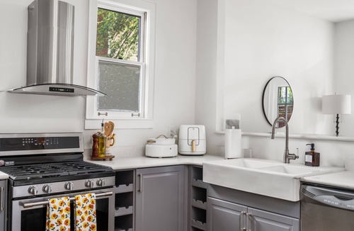 East Side House | Walkable Grant Park 1920s home with King Bed
