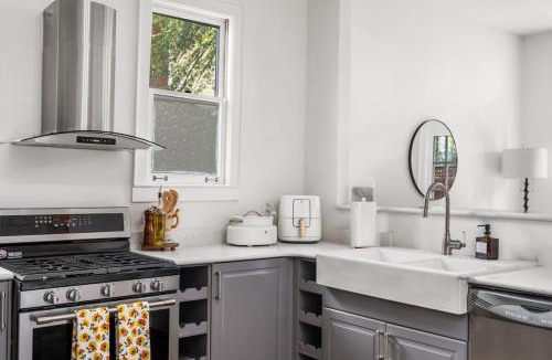 East Side House | Walkable Grant Park 1920s Home with King Bed