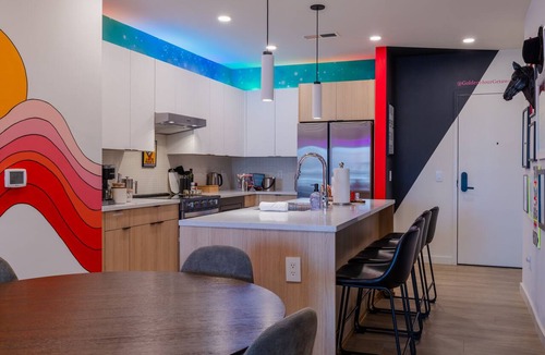 Eighth Avenue Condo | Walkable Group Condo with Pool