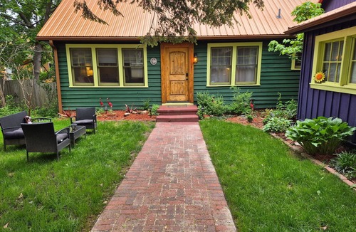 Asheville Cottage | Walking distance to Downtown! “The Flamingo”- Dogs Stay Free!