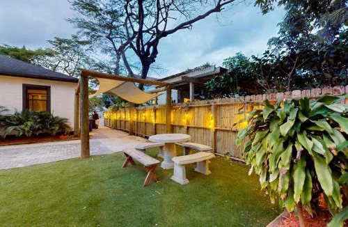 Poinciana Park Hotel | Walking On Sunshine - Studio