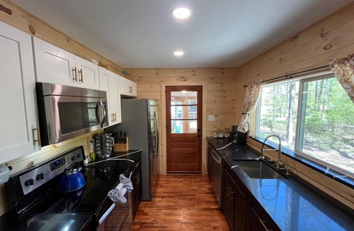 White Mills Cabin | Wally`s Cabin|Fire Pit|Hot Tub|Kayaks|Close 2 town