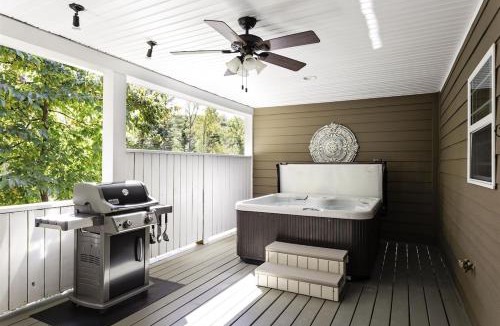 Skyland House | Walnut Cottage Romantic Hot Tub Getaway