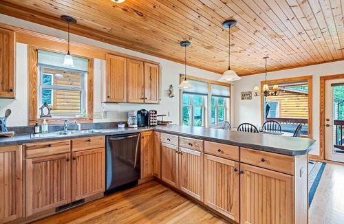 Maggie Valley Cabin | Watch the Elk from the Deck! Hot Tub, High Speed Wifi, Paved Access