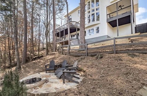Cumming House | WATER VIEW UNIQUE DESIGNER HOME | Fish from backyard