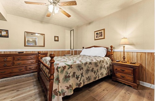 Wiley House | Waterfall Retreat Private Kitchenette #5- Deck- Fire Pit- Pet Friendly