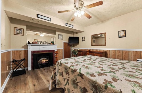 Wiley House | Waterfall Retreat Private Kitchenette #5- Deck- Fire Pit- Pet Friendly