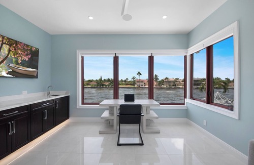 Lauderdale-by-the-Sea Villa | Waterfront Villa- 8min walk to the beach - Heated Pool- Gym - Outdoor BBQ grill