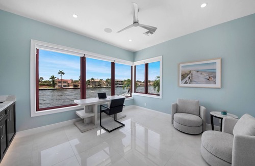 Lauderdale-by-the-Sea Villa | Waterfront Villa- 8min walk to the beach - Heated Pool- Gym - Outdoor BBQ grill