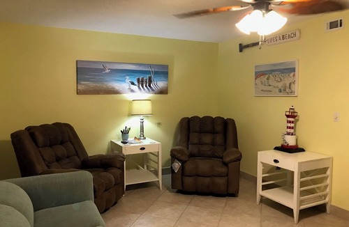 Stuart Condo | Waterfront 1-bedroom condo with Boat Dock