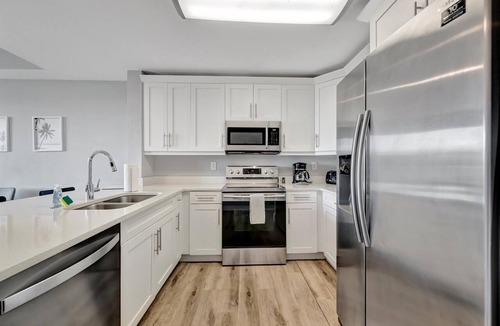Ruskin Condo | Waterfront 3B Townhome | Beach Access & Hot Tub!