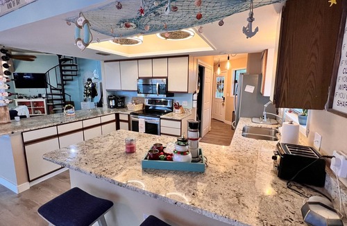 Crystal River House | Waterfront Beauty w/floating dock & kayaks