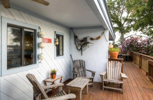 Cedar Key House | Waterfront Cedar Key Duplex Home Grill and Dock!