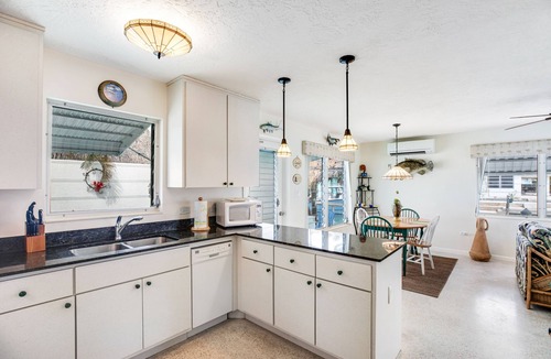 Little Venice House | Waterfront Cottage: 60-ft. dock, Fish Station, free WiFI, 3 TVs & washer/dryer
