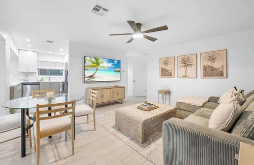 Melaleuca Gardens House | Waterfront Duplex Tropical Oasis